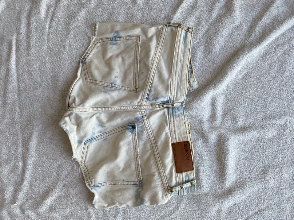 Düğmeli Batik Desenli Mini Kot Şort - Görsel 3