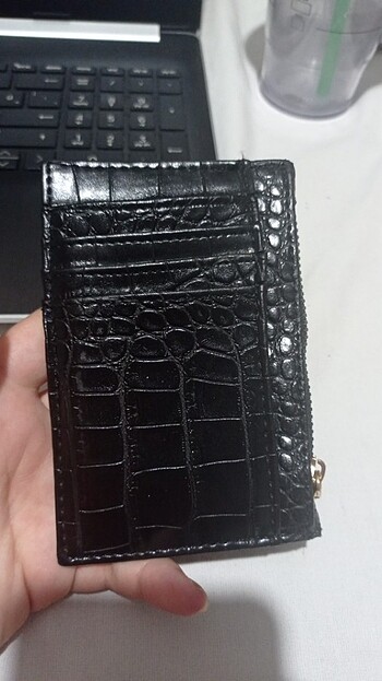 Siyah kartlik fermuarlı bölümü var