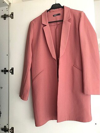 Pembe tonlarında blazer