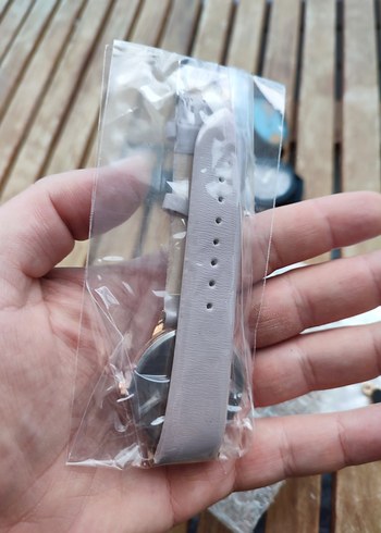 Kadın saat, yanındaki bileklik hediyedir - Görsel 2