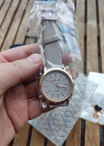 Kadın saat, yanındaki bileklik hediyedir - Görsel 3