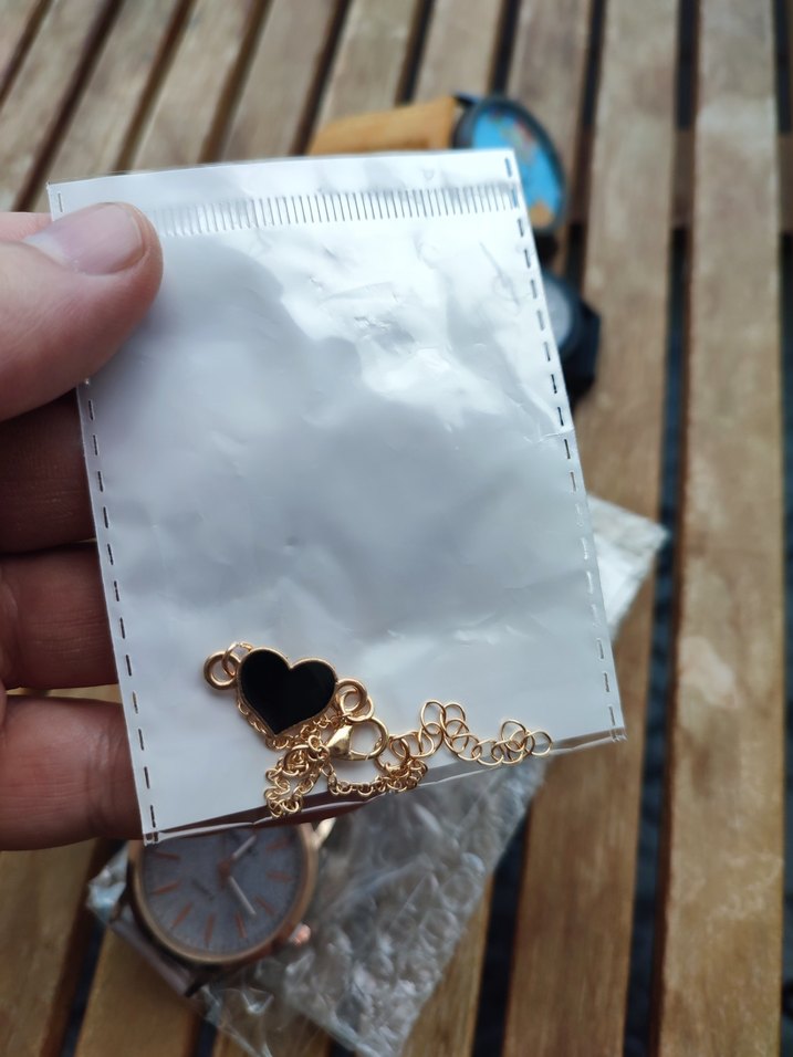 Kadın saat, yanındaki bileklik hediyedir - Görsel 4