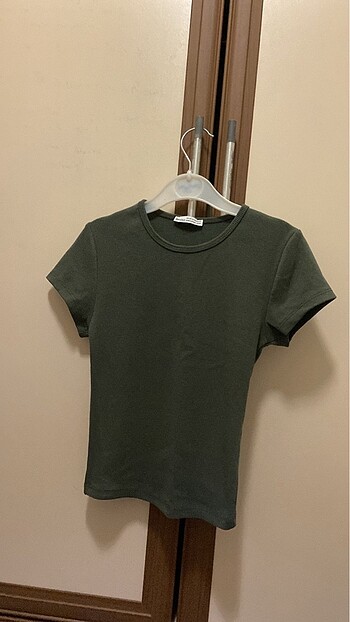 Bershka slim fit dar crop baby tee