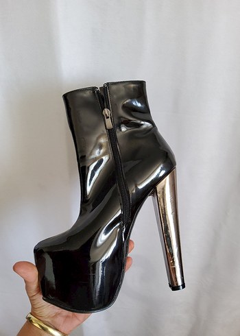Parlak Siyah Rugan Stiletto Bot