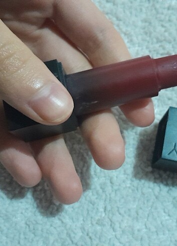 Beden bordo Renk Hudabeauty ruj