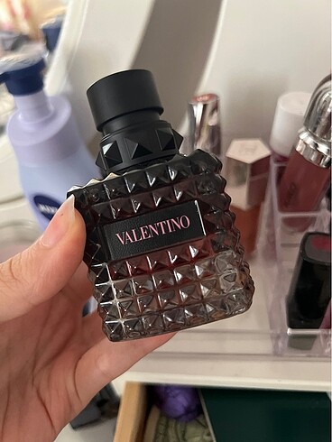 valentino donna born in roma intense