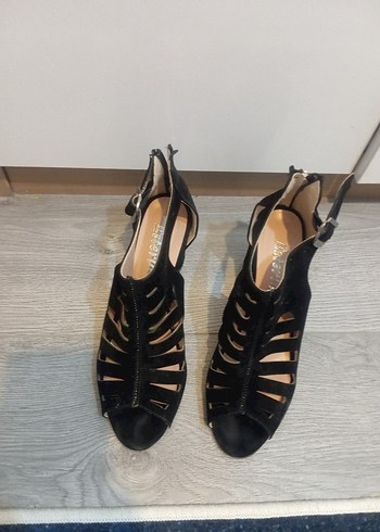 evde 2 defa giyildi - Görsel 7