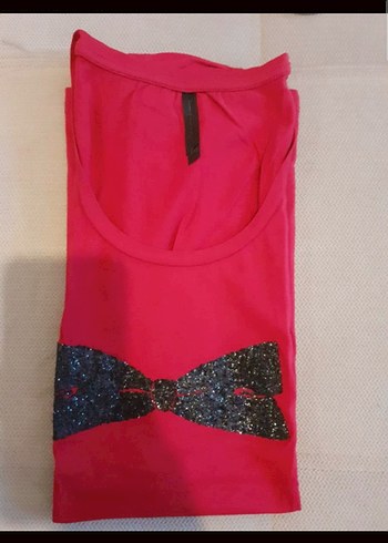 Kırmızı Parlak Fiyonk Detaylı Tişört - Görsel 3