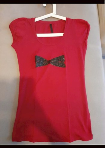 Kırmızı Parlak Fiyonk Detaylı Tişört - Görsel 2