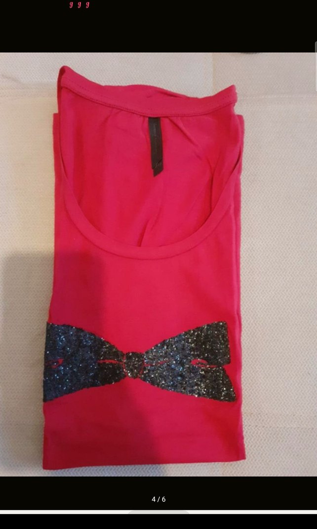 Kırmızı Parlak Fiyonk Detaylı Tişört - Görsel 3