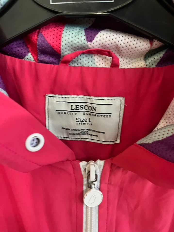 Kapüşonlu Renkli Desenli Pembe Yağmurluk - Görsel 3