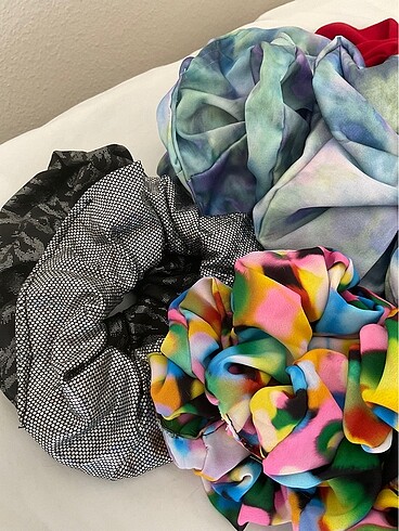 Diğer Üretim Fazlası Simit Toka Scrunchie