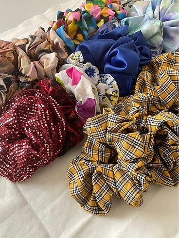 Beden Üretim Fazlası Simit Toka Scrunchie