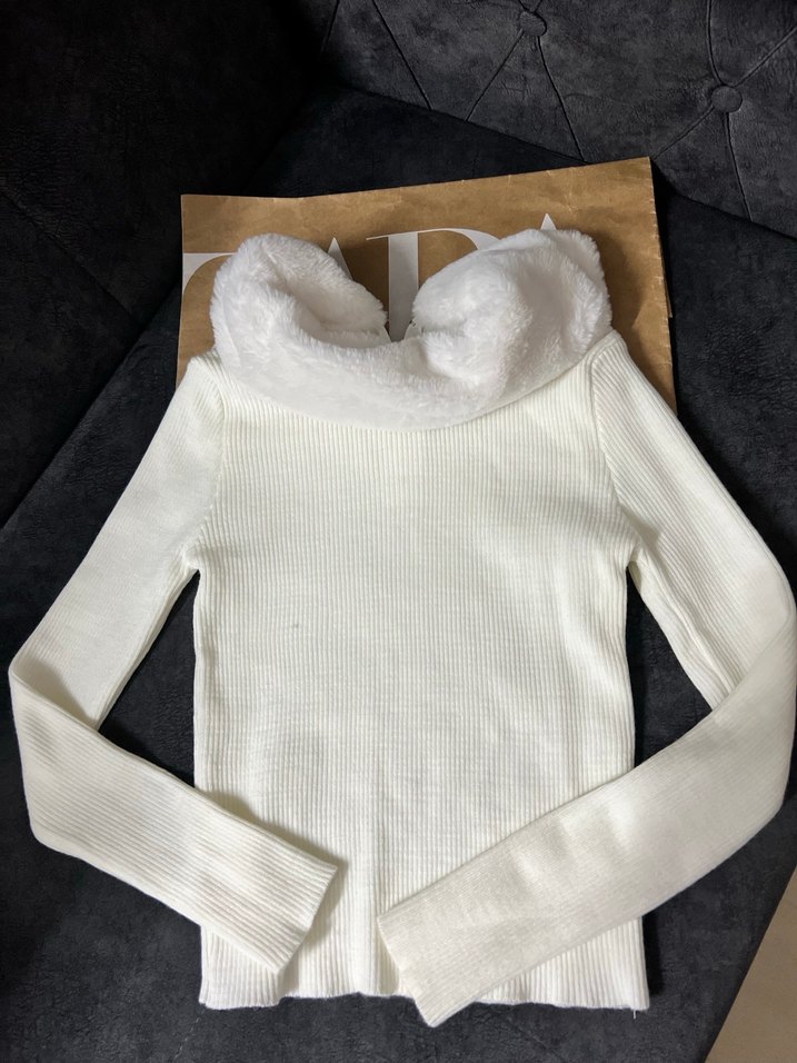 Kadın Beyaz Uzun Kollu Kürklü bluz - Görsel 3