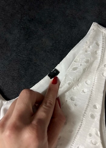 Dantel Detaylı Beyaz V Yaka Kolsuz Bluz - Görsel 6