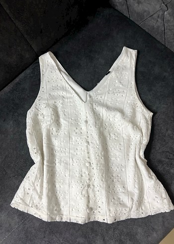 Dantel Detaylı Beyaz V Yaka Kolsuz Bluz - Görsel 2