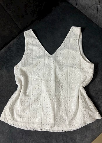 Dantel Detaylı Beyaz V Yaka Kolsuz Bluz - Görsel 5