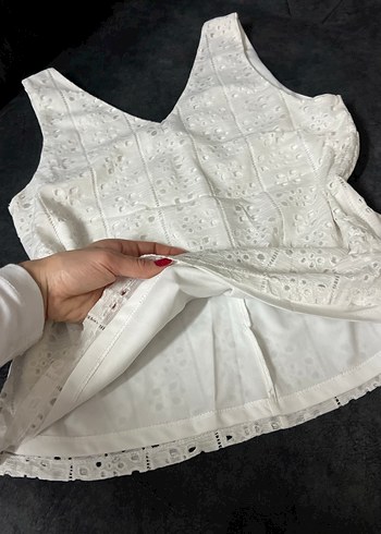 Dantel Detaylı Beyaz V Yaka Kolsuz Bluz - Görsel 4