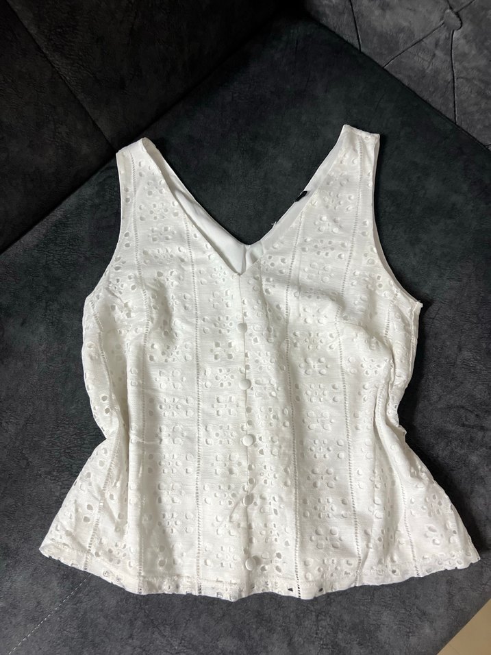 Dantel Detaylı Beyaz V Yaka Kolsuz Bluz - Görsel 2