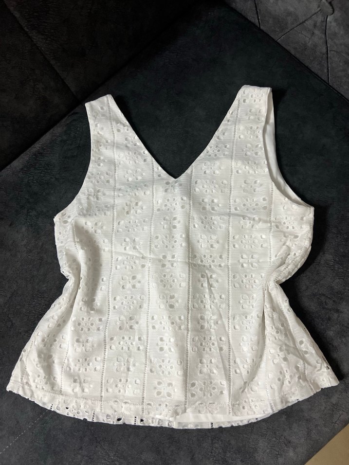 Dantel Detaylı Beyaz V Yaka Kolsuz Bluz - Görsel 5
