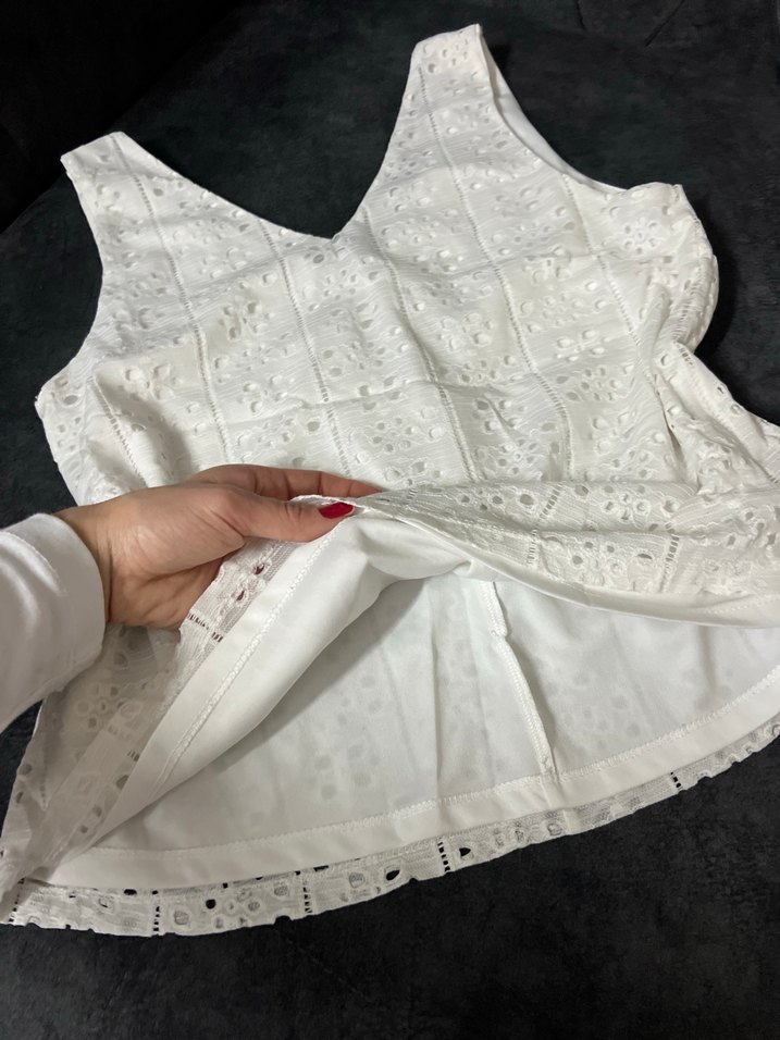 Dantel Detaylı Beyaz V Yaka Kolsuz Bluz - Görsel 4