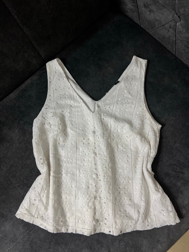 Dantel Detaylı Beyaz V Yaka Kolsuz Bluz - Görsel 3