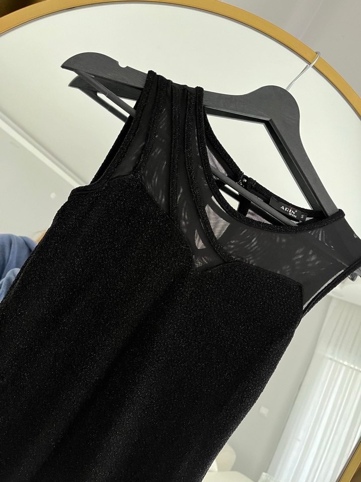 Siyah Drapeli Uzun V Yaka Kolsuz Elbise - Görsel 2