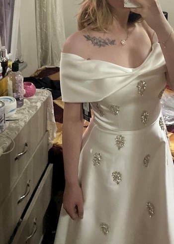 Drapeli Beyaz Midi Straplez Nişan Elbisesi - Görsel 3