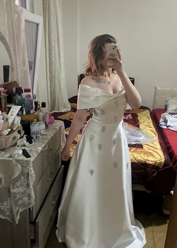 Drapeli Beyaz Midi Straplez Nişan Elbisesi - Görsel 4