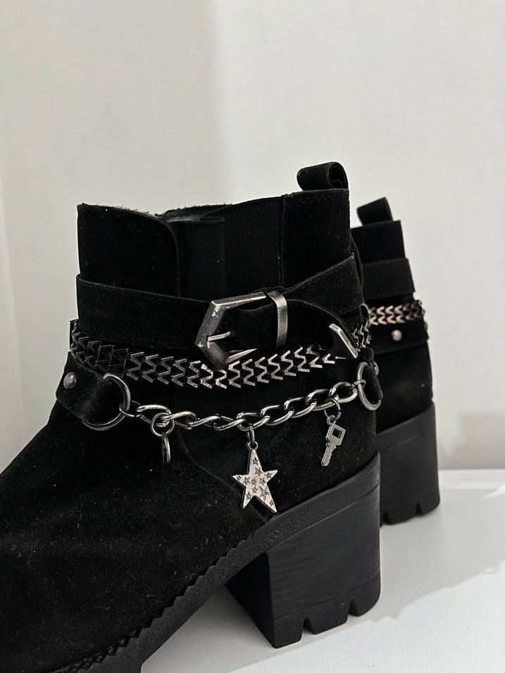 Zincir Detaylı Siyah Süet Gotik Bot - Görsel 2