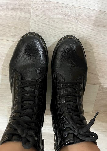 Siyah Yılan Derisi Desenli Bağcıklı Kadın Bot - Görsel 3