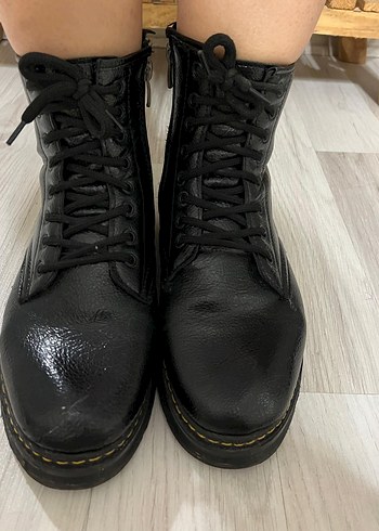 Siyah Yılan Derisi Desenli Bağcıklı Kadın Bot - Görsel 2