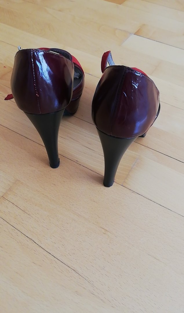 Kırmızı Tokalı Yüksek Topuklu Kadın - Görsel 3