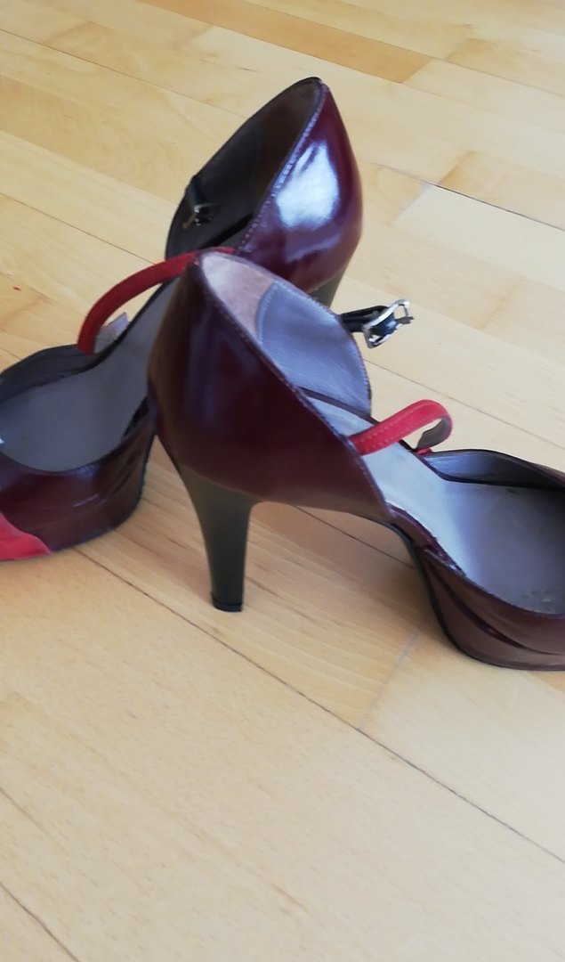 Kırmızı Tokalı Yüksek Topuklu Kadın - Görsel 2