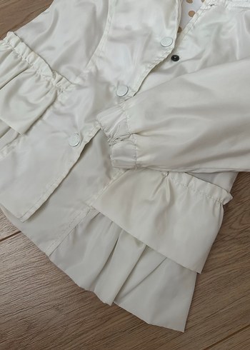 Kız Çocuk Beyaz Fırfırlı Yağmurluk - Görsel 2