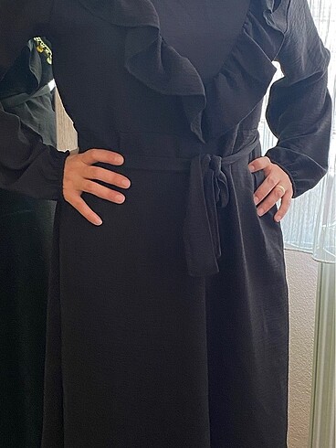 siyah fırfırlı uzun elbise