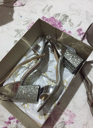 Gümüş renk şık topuklu ayakkabı