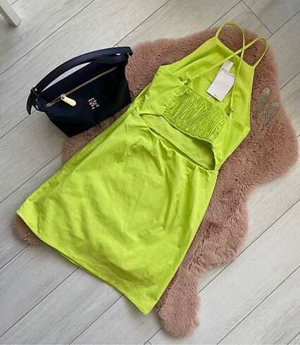 xs Beden Bershka halter yaka kısa elbise