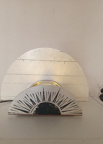Sol şişelikli lamba. Yarım Ay Desenli Beyaz Masa Lambası