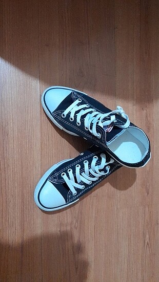 40 numara Converse ayakkabı