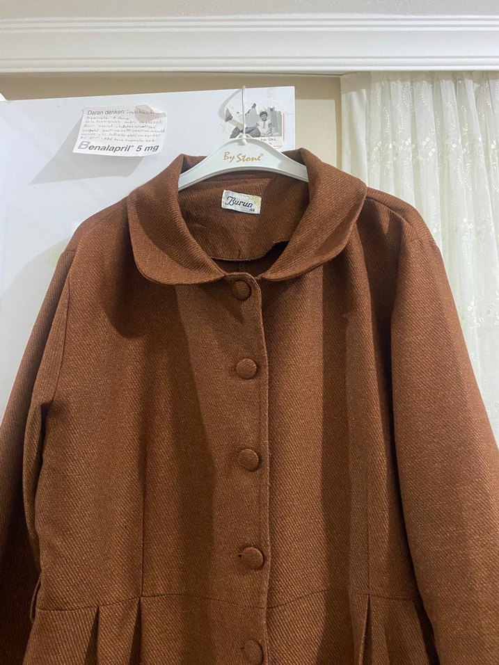 Düğmeli Uzun Kahverengi Kadın Keten Pardesü - Görsel 3