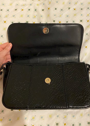 MNG Siyah Yılan Derisi Desenli Deri Çanta - Görsel 4