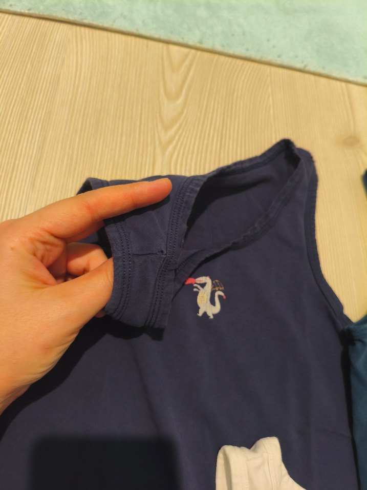 Çocuklar için beyaz ve koyu renk atletler - Görsel 2