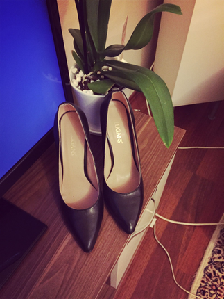 39 numara siyah stiletto ,ofis ortamında 2 defa giyildi.