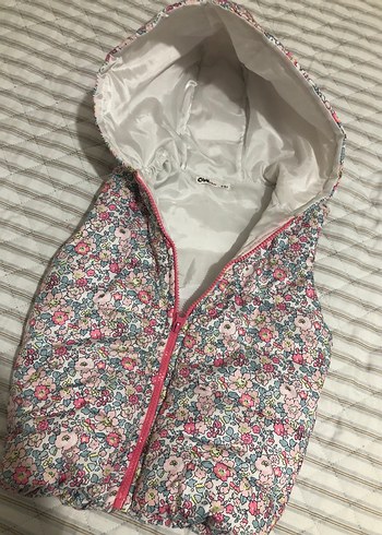 Çiçek Desenli Kapüşonlu Kız Yeleği - Görsel 3