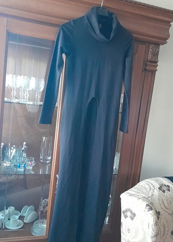 Uzun Kollu Yırtmaçlı Lacivert Elbise içine şort giyilir