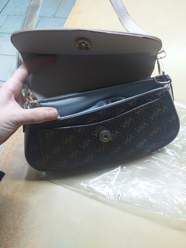 Guess Baskılı Beyaz Tokalı Kadın Çanta - Görsel 2