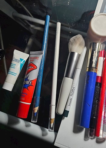 Beyaz ve Canlı Renklerde Makyaj Ürünleri Seti - Görsel 2