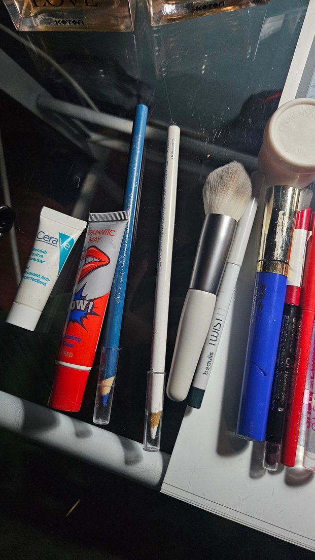 Beyaz ve Canlı Renklerde Makyaj Ürünleri Seti - Görsel 2