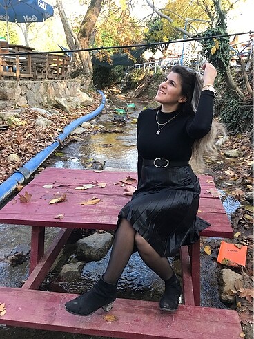 Etekleri deri görünümlü elbise